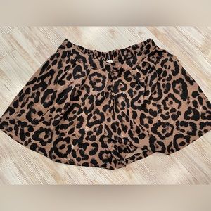 Plus size leopard shorts